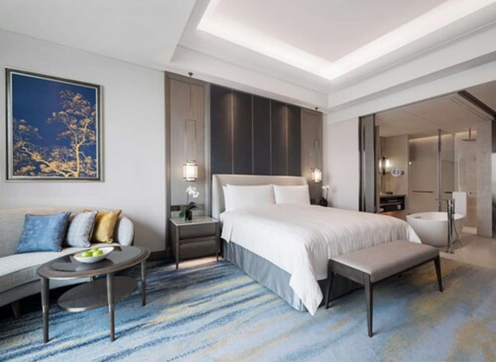 Deluxe King Room - Photo 3