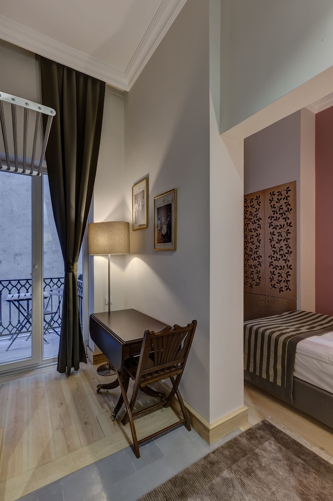 Compact Room with Balcony photo 3