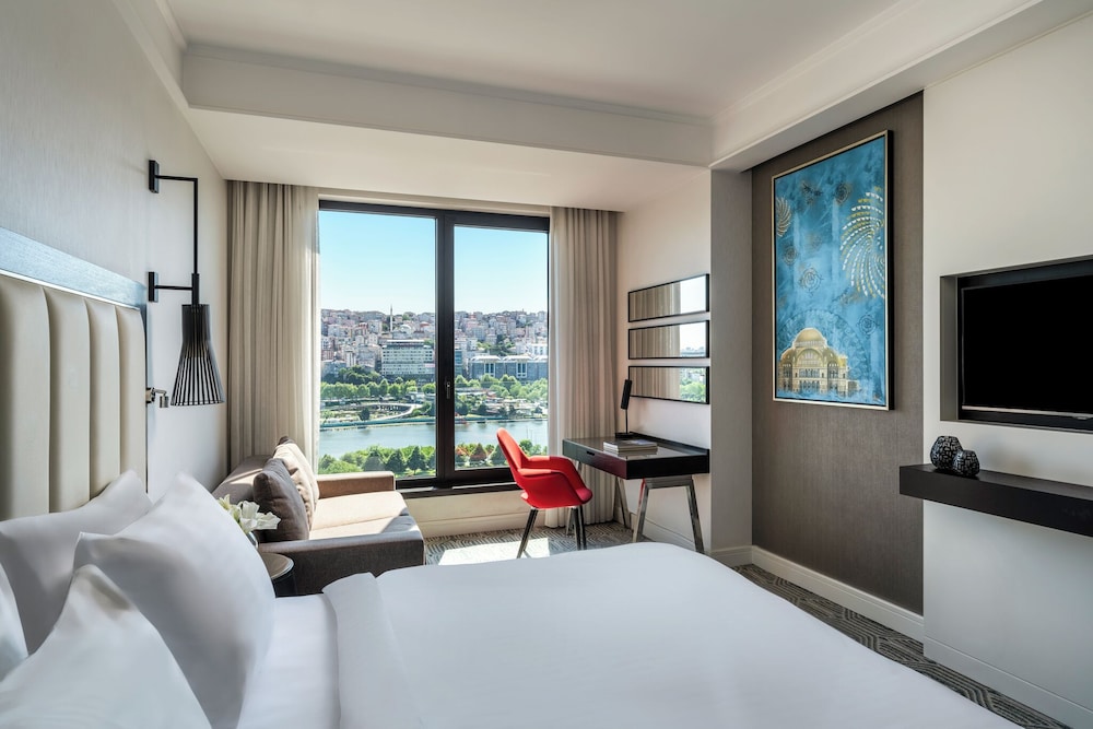 Deluxe Room, 1 King Bed, Sea View photo 1