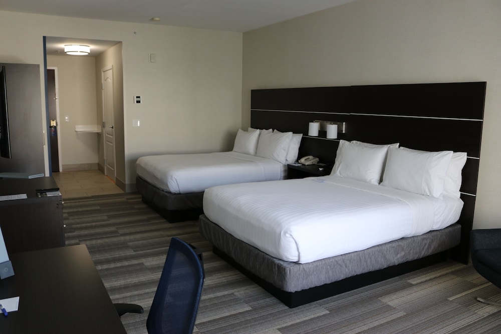 Room, 2 Queen Beds, Roll-in Shower, Non Smoking (Communications Accessible) photo 2