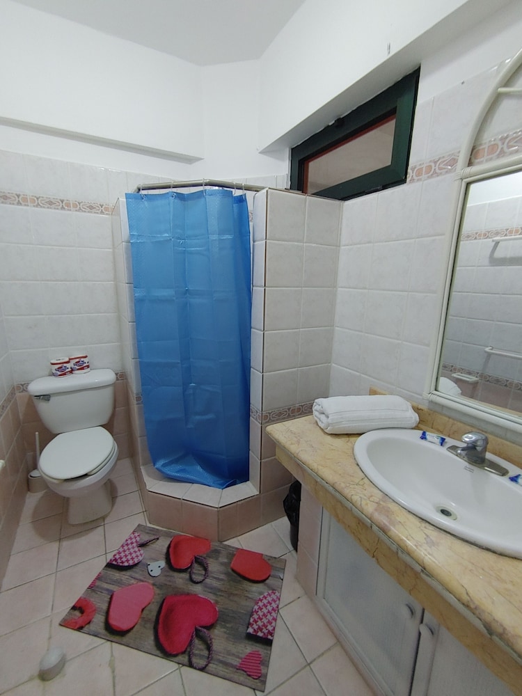 Basic Studio, 1 Queen Bed, Partial Sea View photo 2