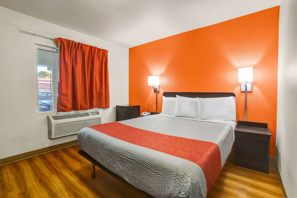 Standard Room, 1 Double Bed, Non Smoking, Refrigerator & Microwave - Photo 2