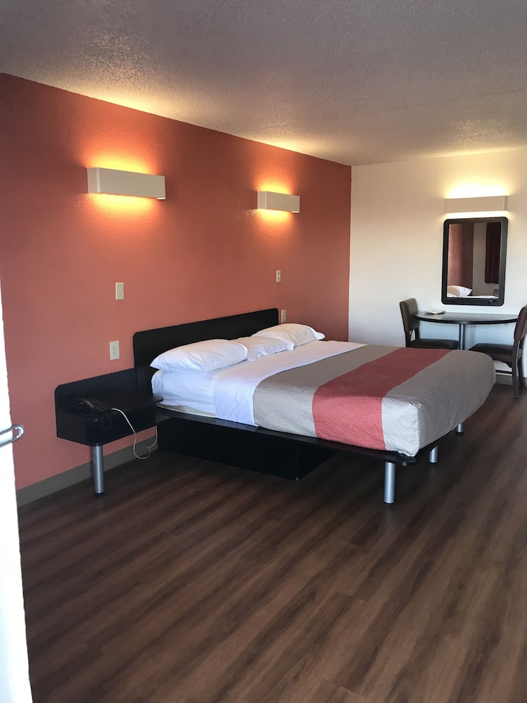 Standard Room, 1 King Bed, Smoking photo 2
