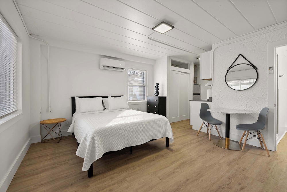 Studio Suite, 1 Queen Bed, Kitchen, Garden View (Chic City Retreat 89)