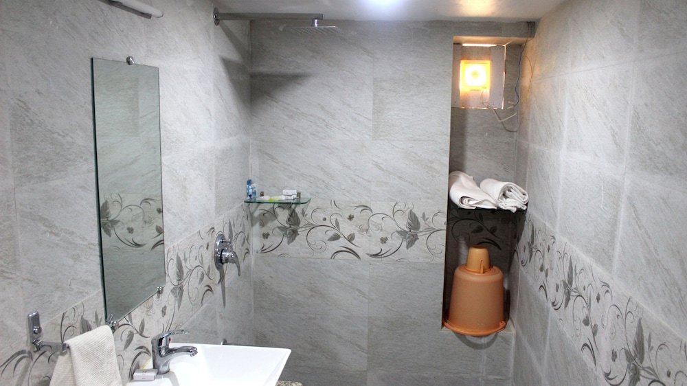 Pearl white Ac Room photo 2