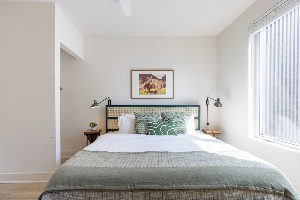 4 Bedrooms Bachelor Suite