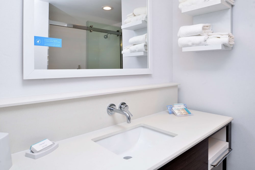 Room, 2 Queen Beds, Accessible - Photo 6