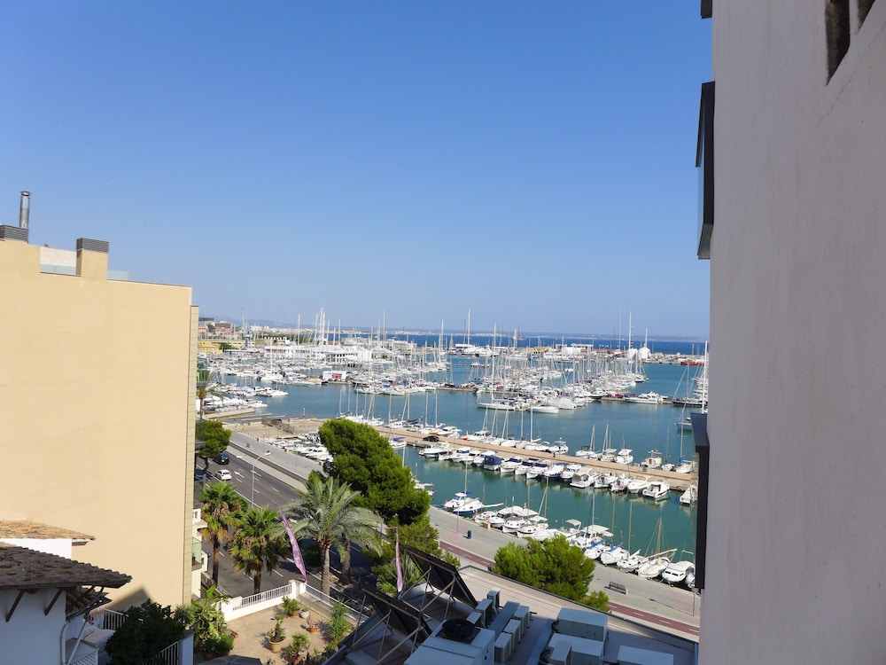 Double Room, Balcony, Partial Sea View thumbnail 5