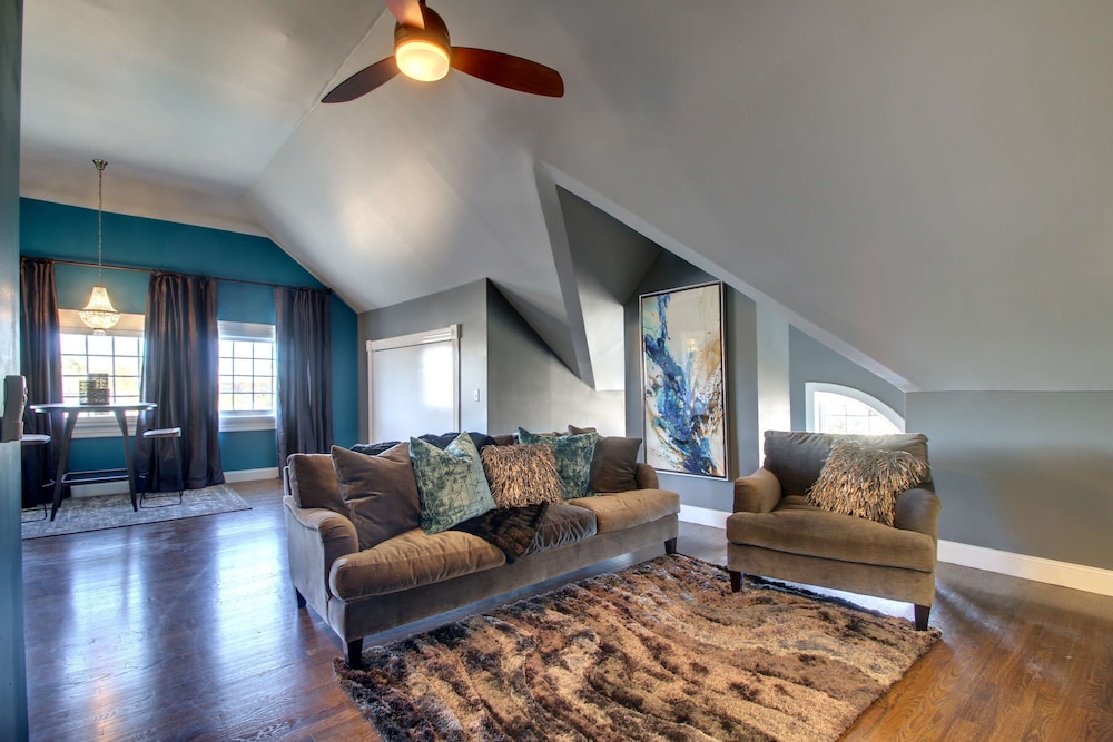 Suite, 1 King Bed, Non Smoking, Refrigerator & Microwave (Living Room) - Photo 3