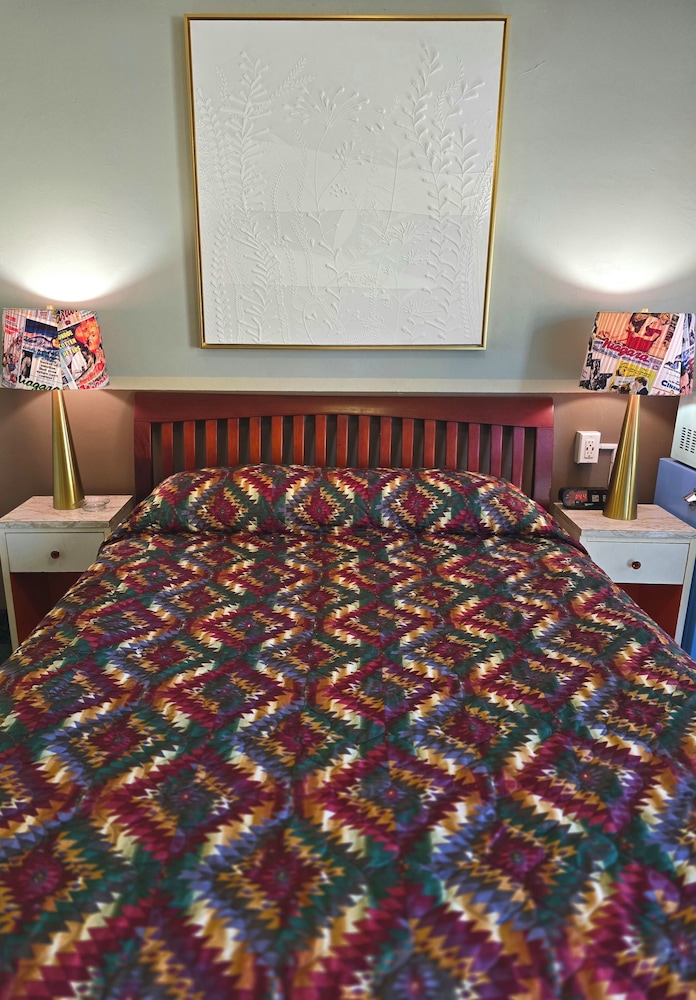 The Motorist Choice: Queen Bed and Hot Shower, Smoking & Non-smoking Room