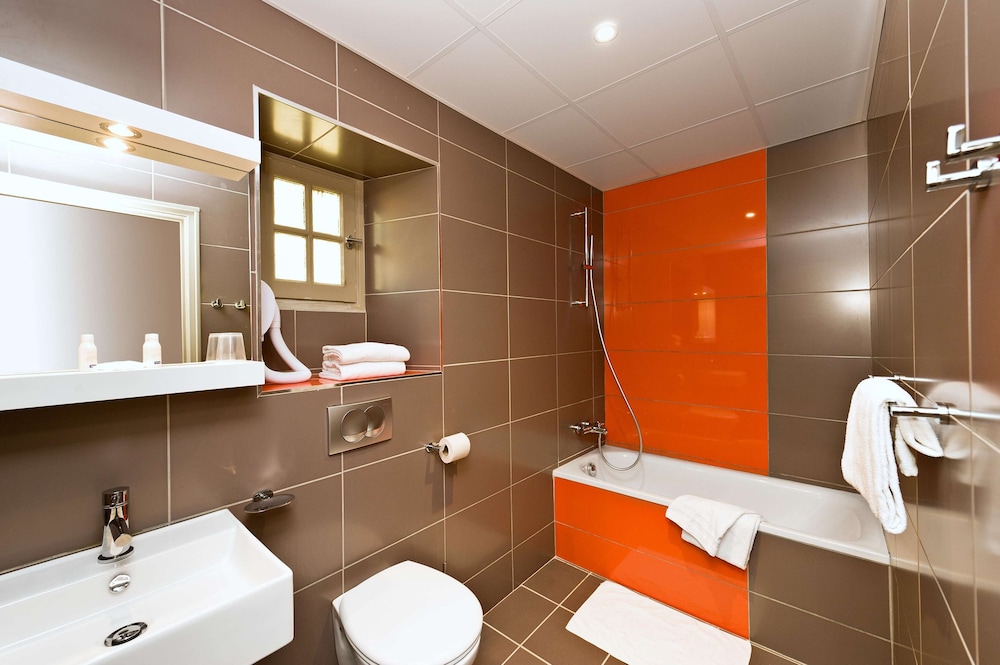 Standard Room, 3 Twin Beds - Photo 24