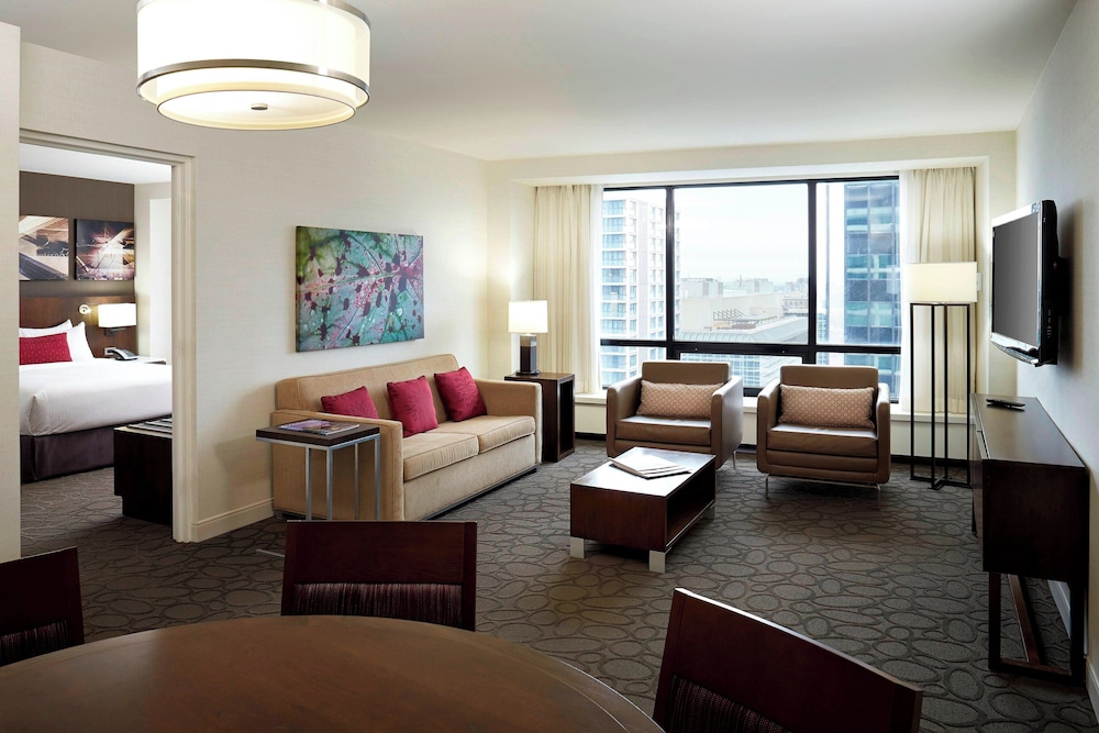 Junior Suite, 1 Queen Bed with Sofa bed thumbnail 5