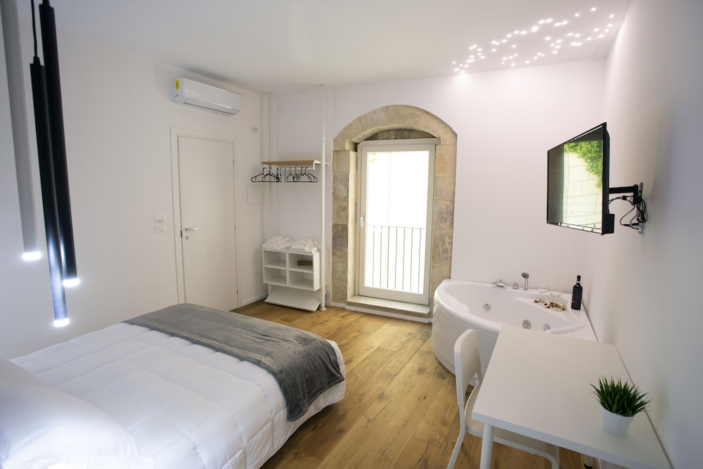 Honeymoon Double Room, Hot Tub, Courtyard View