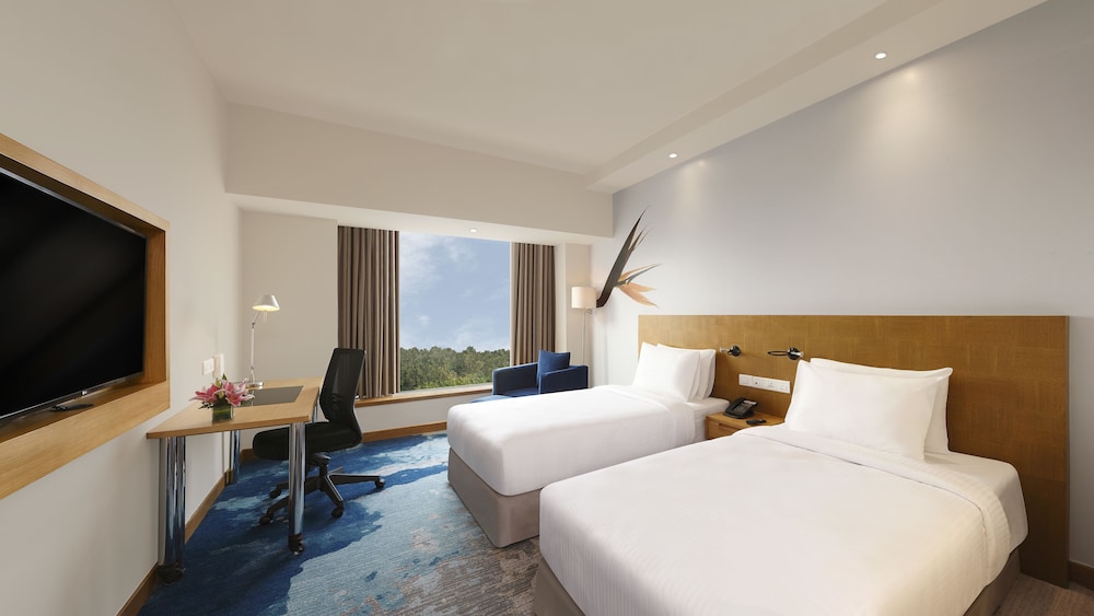 Standard Room, 2 Twin Beds, Poolside - Photo 8