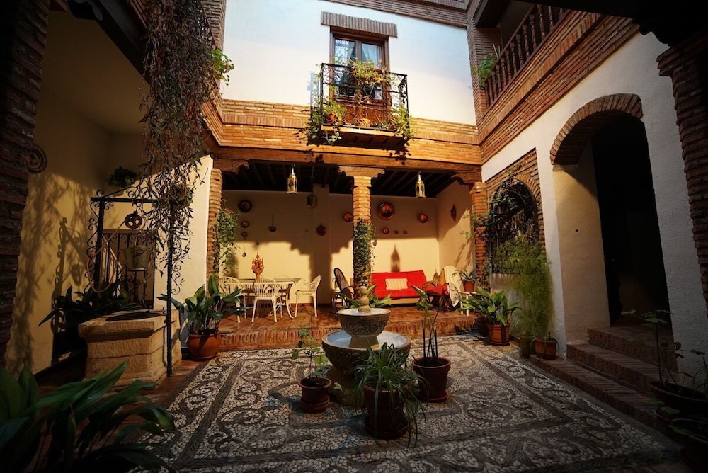 House, 6 Bedrooms photo 2
