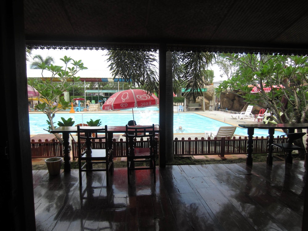 Pool Front photo 3