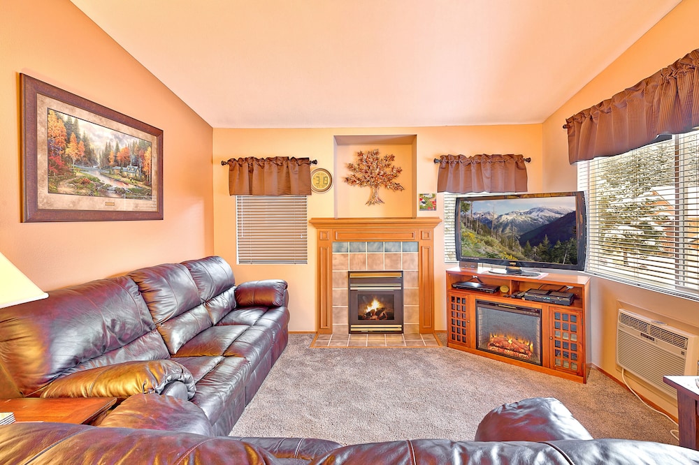 Deluxe Condo, 3 Bedrooms, Mountain View photo 1