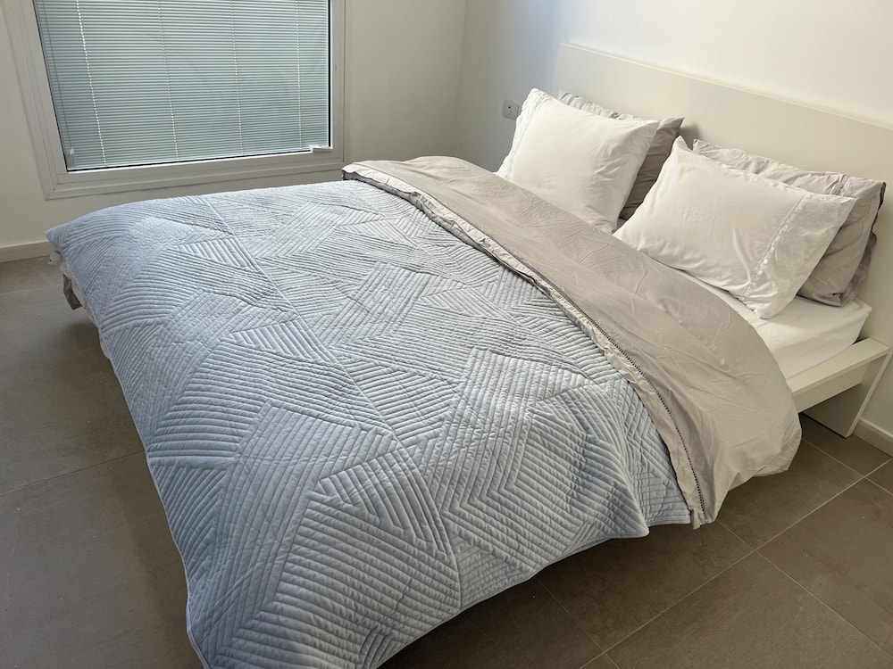 Deluxe Room, 1 Queen Bed, Private Bathroom photo 1