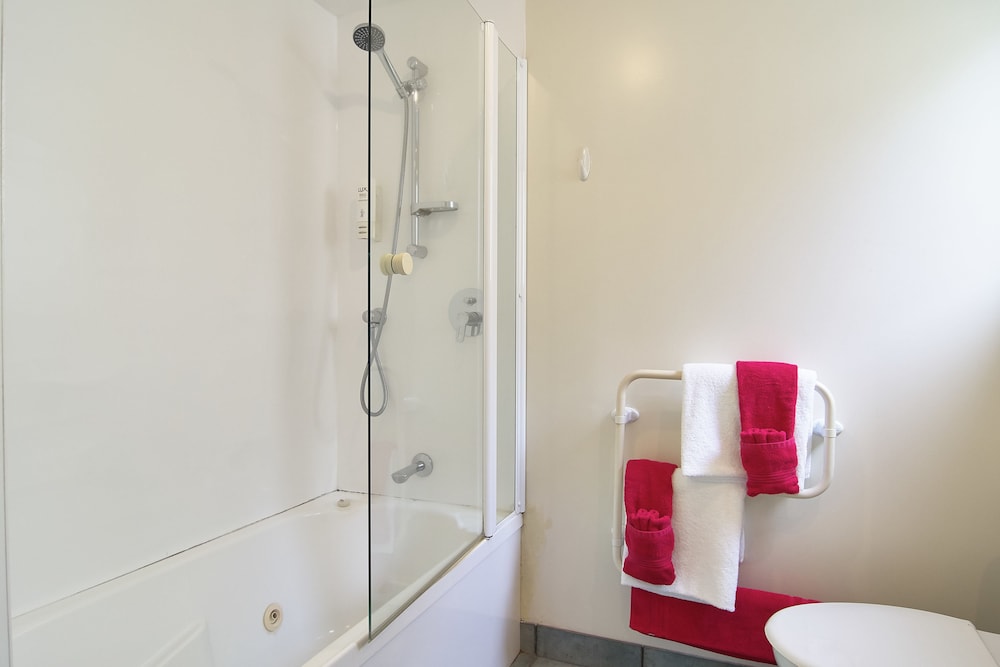 Standard Suite, 2 Bedrooms, Non Smoking, Kitchen (Unit - 1 queen, 2 single, 1 rollaway) photo 2
