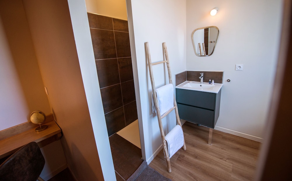 Standard Suite, City View - Photo 2