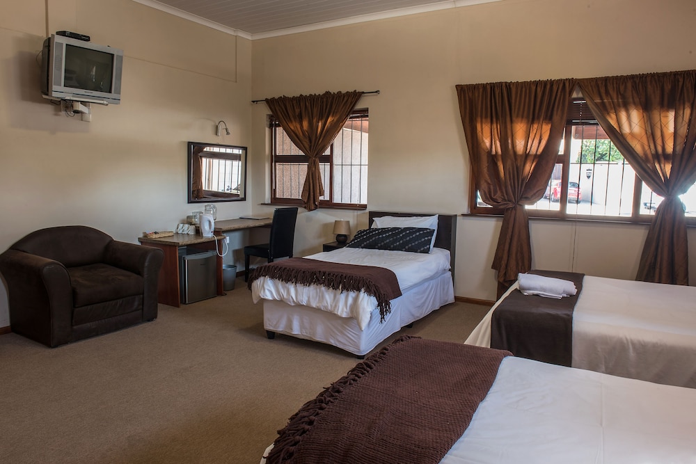 Queen & 2 single beds photo 2