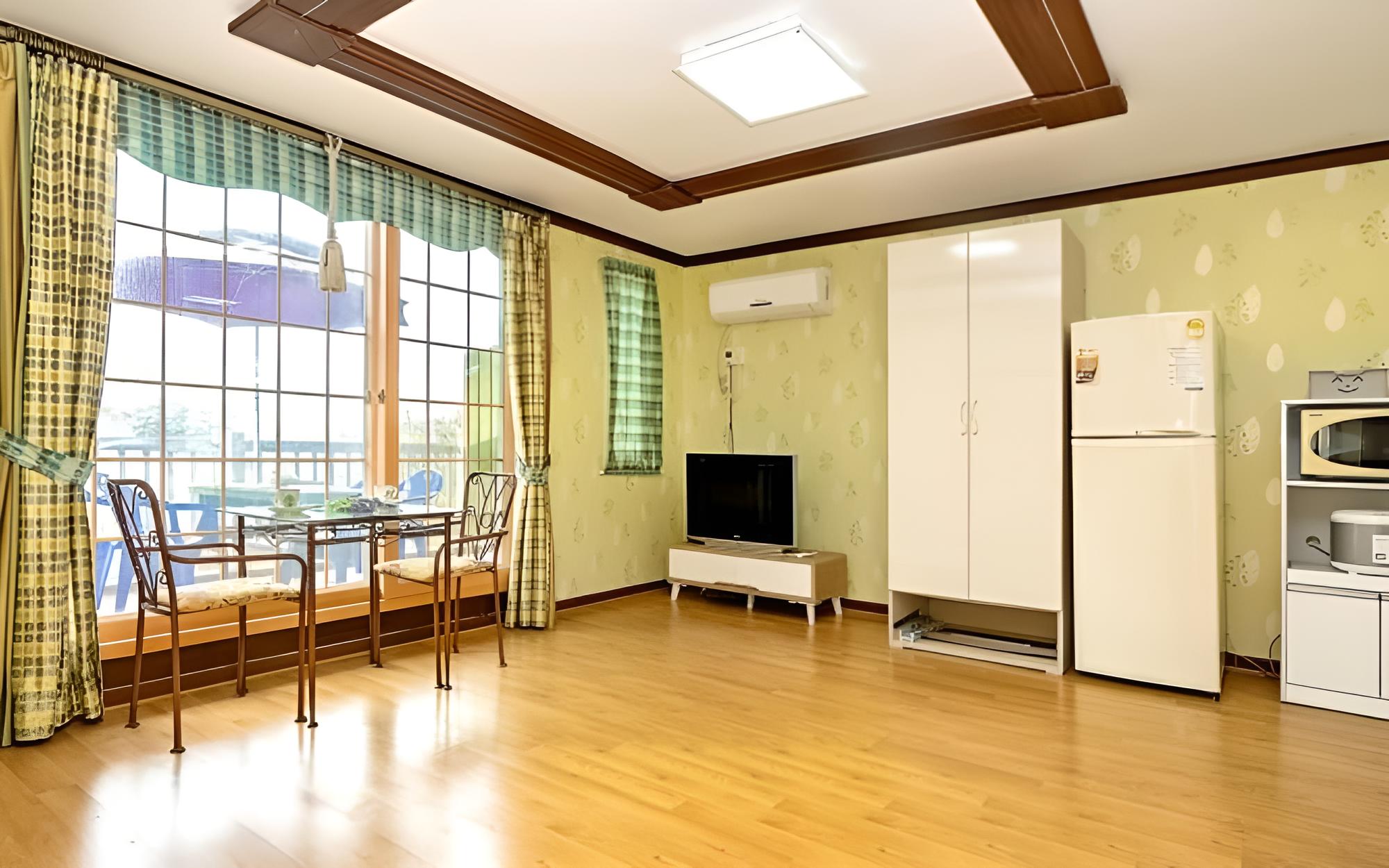 Room (No 202 ) photo 1