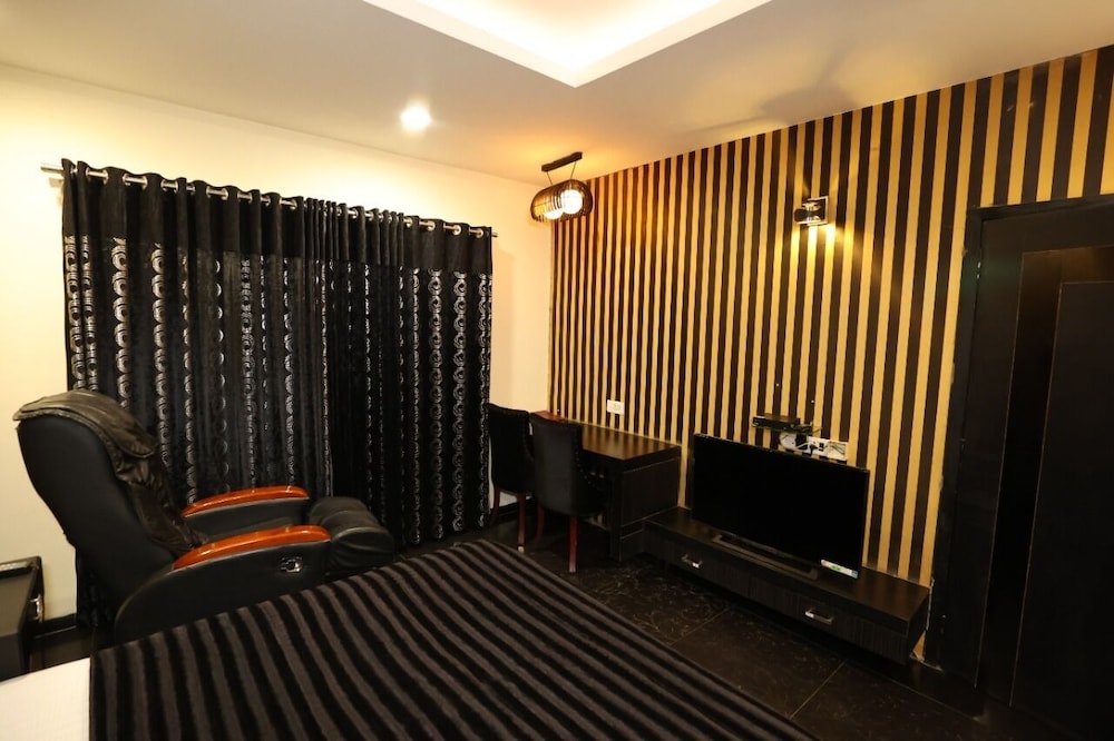Presidential Room, 1 King Bed, Smoking, City View photo 2