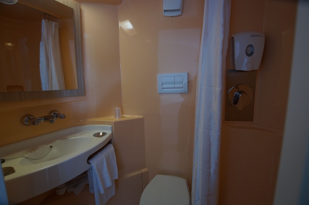 Standard Room, 2 Twin Beds - Photo 7