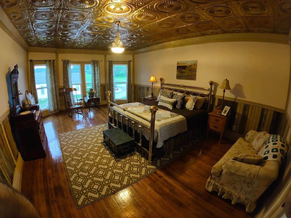 Classic Room, 1 King Bed photo 1