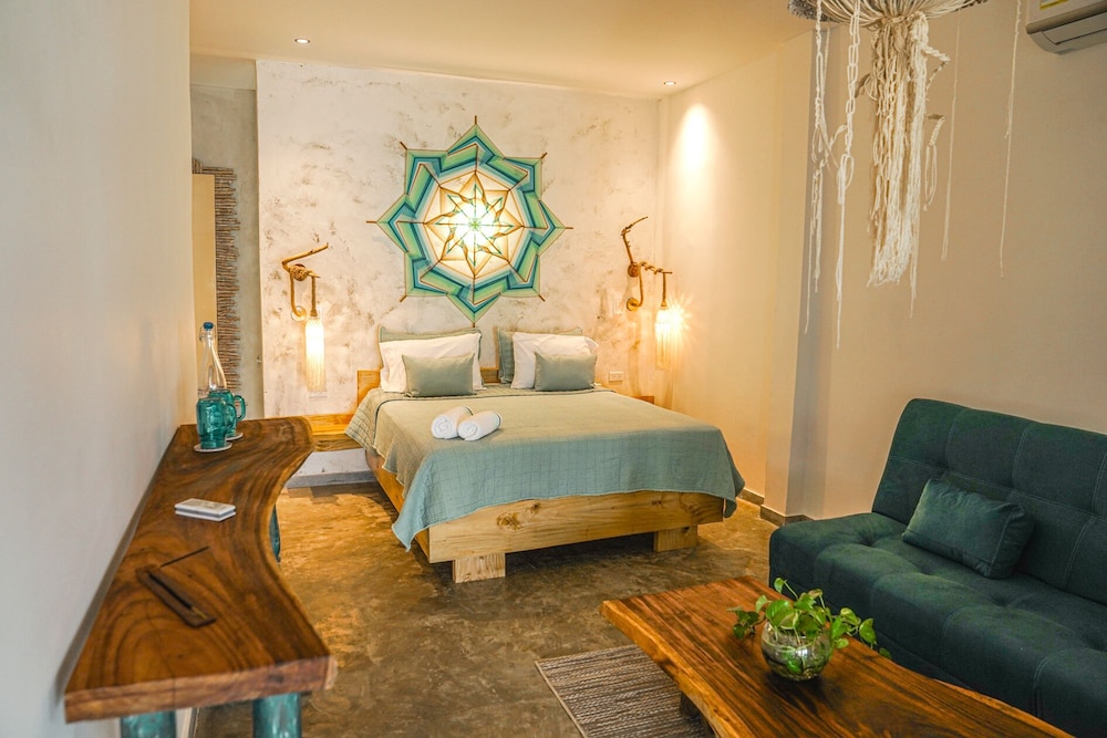 Design Studio Suite, 1 Queen Bed, Ocean View photo 1