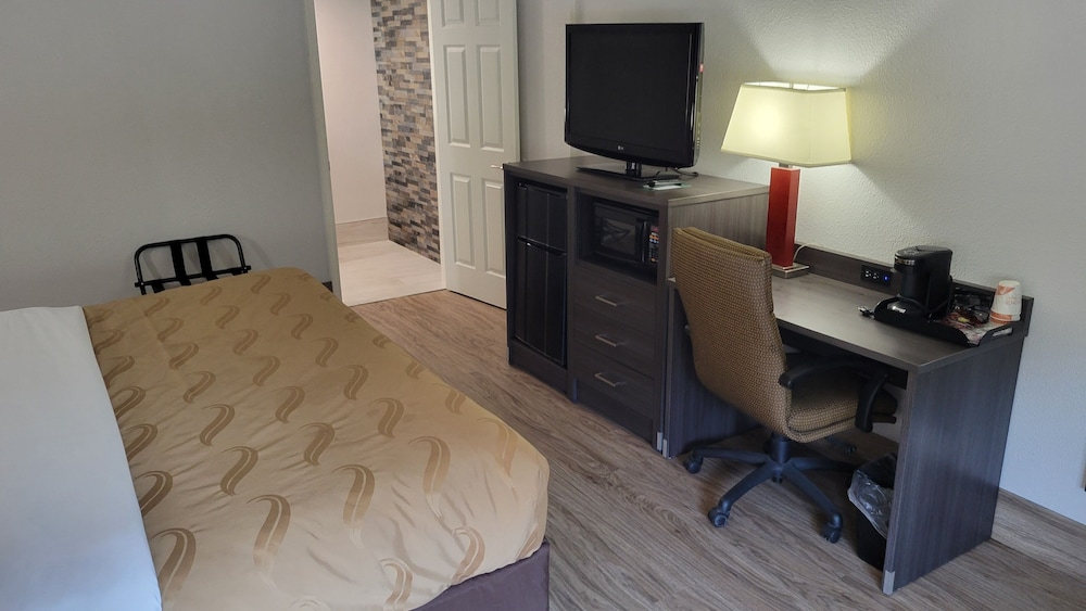 Standard Room, 1 King Bed, Non Smoking photo 3
