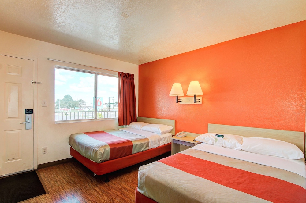 Standard Room, 2 Double Beds, Non Smoking photo 3