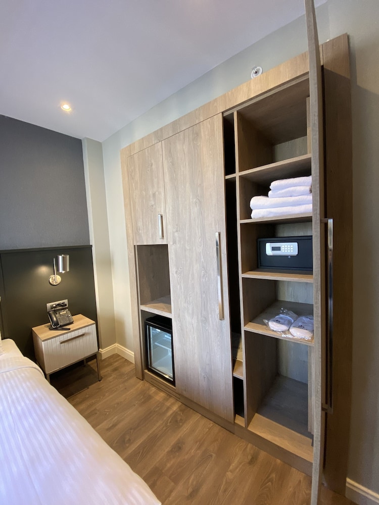 Roof Floor Suit With Balcony Room photo 1