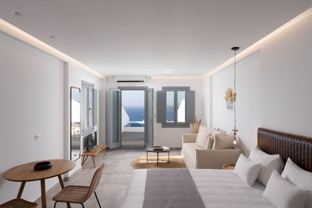 Deluxe Suite with Outdoor Mini Plunge Pool and Caldera View - Photo 3