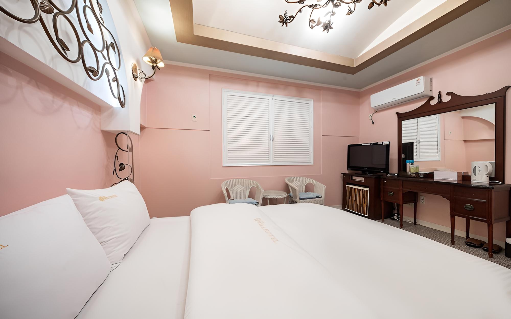 Room (Standard) - Photo 10