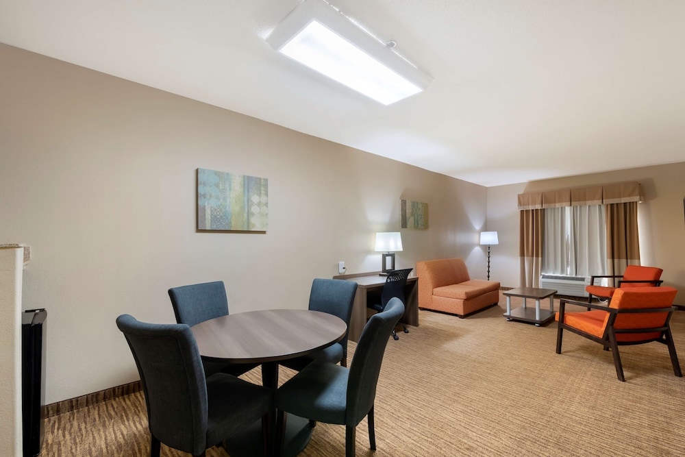 Suite, 2 Queen Beds, Non Smoking, Refrigerator & Microwave (Living Room;with Sofabed) - Photo 3