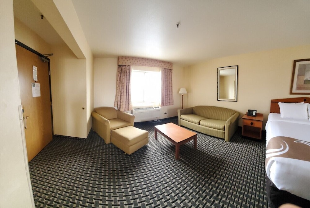 Room, Multiple Beds, Non Smoking (Larger Unit) - Photo 6
