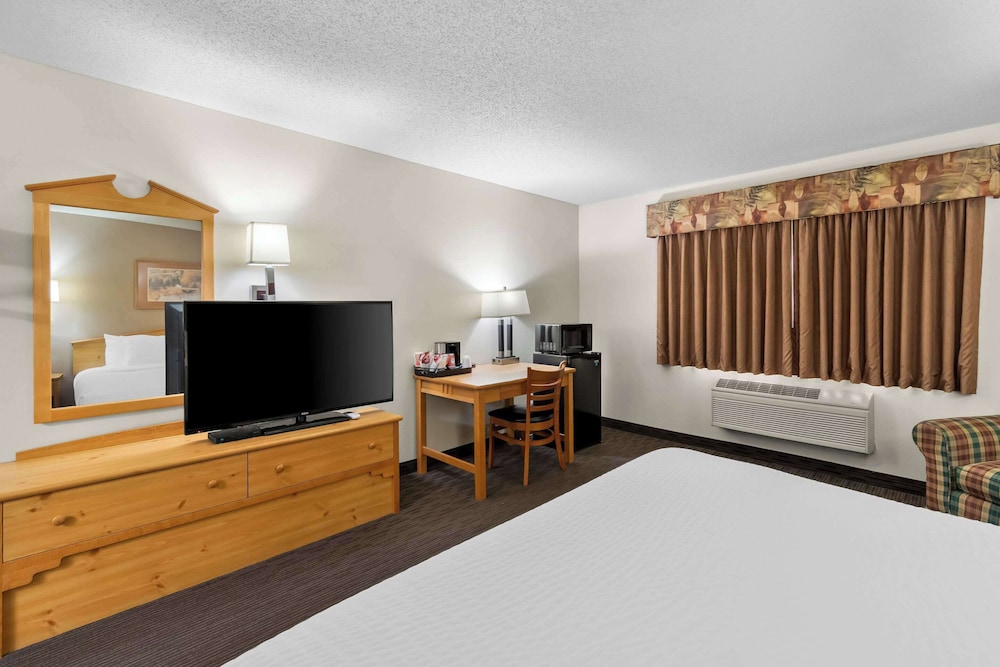 Suite, 1 King Bed, Accessible, Non Smoking - Photo 3