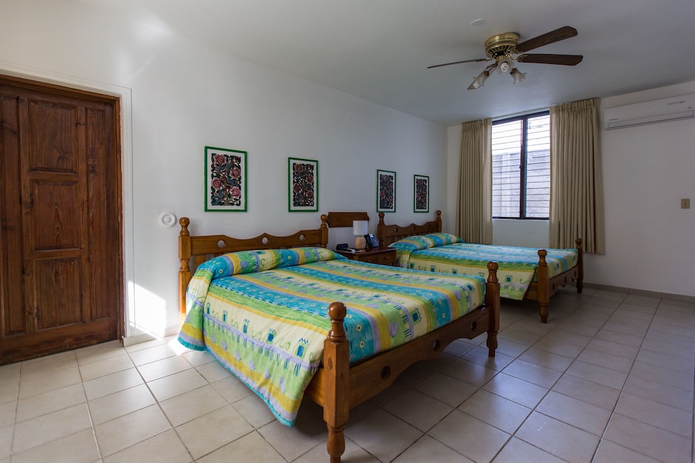 Standard Room, 2 Queen Beds, Non Smoking, Garden View photo 2