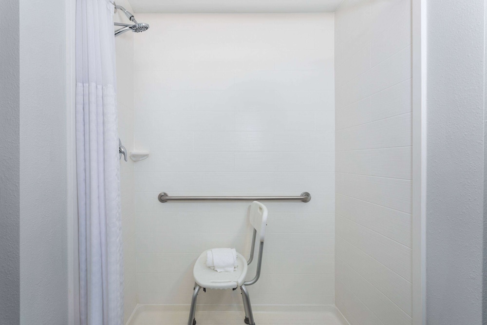 Suite, 1 King Bed, Accessible (Mobility/Hearing Impaired) - Photo 4