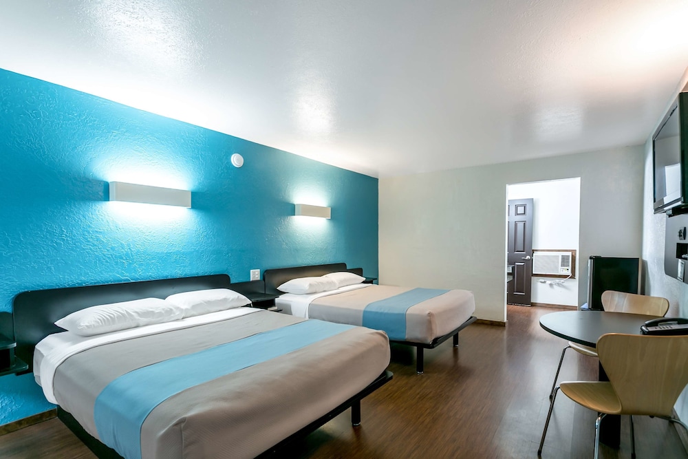 Deluxe Room, 2 Queen Beds, Non Smoking, Kitchenette photo 3