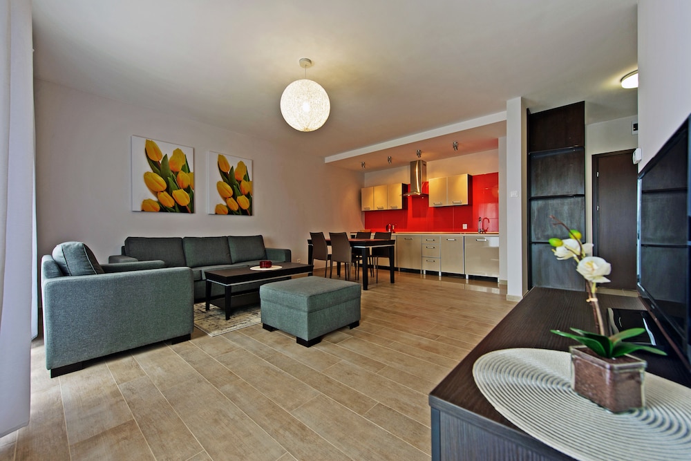 Apartment, Mountain View (UG 123)