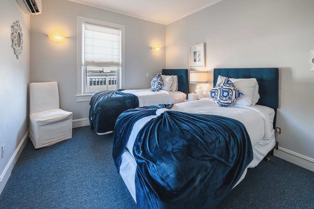 Classic Room, 2 Twin Beds, Private Bathroom, Partial Ocean View (Room 12) photo 1