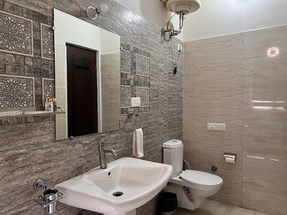 Comfort Room - Photo 3