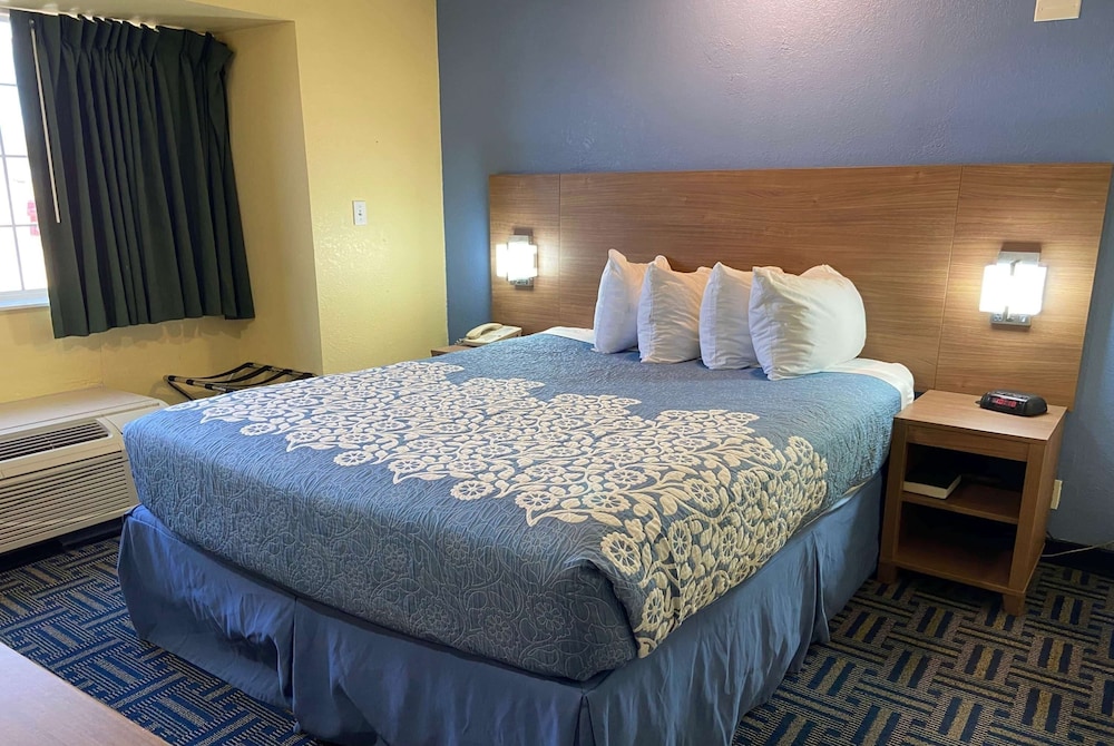 Standard Room, 1 Queen Bed - Photo 3