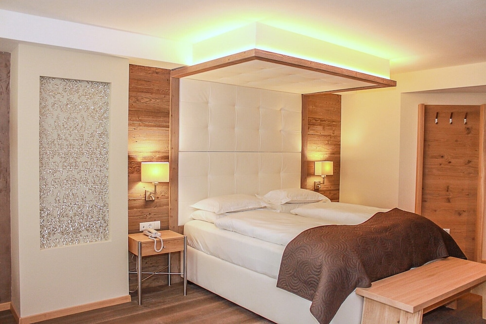 Classic Double Room, 1 King Bed with Sofa bed, Non Smoking, Courtyard View photo 2