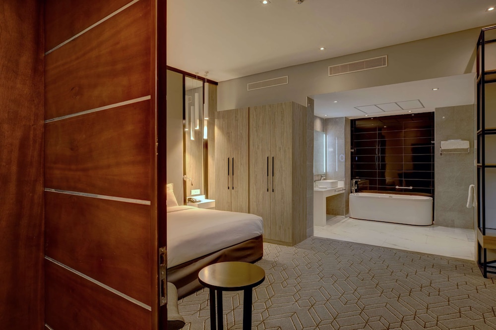 Suite, Pool View - Photo 7