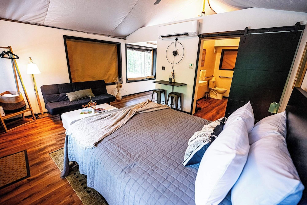 Luxury Tent, Hot Tub, Lake View photo 2