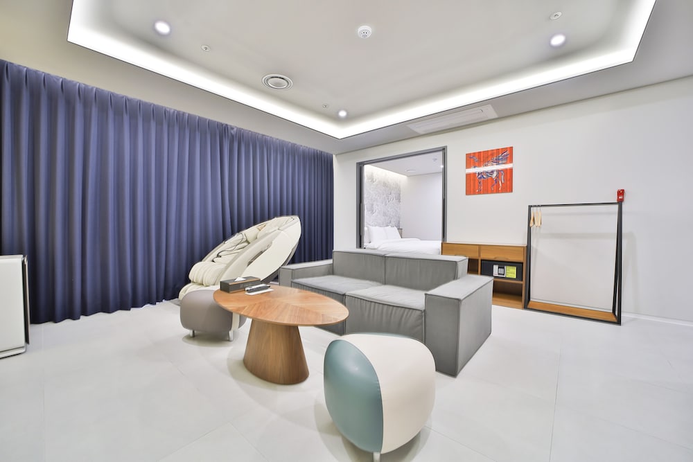 Suite Family Room - Photo 12