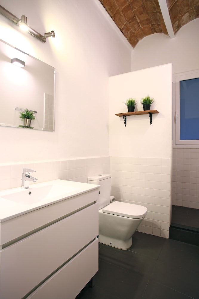 Family Room, Shared Bathroom photo 3